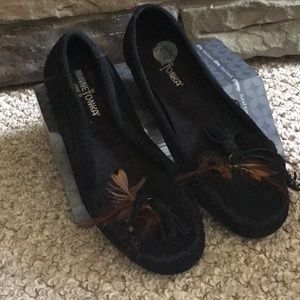 Minnetonka feather detail Moccasin